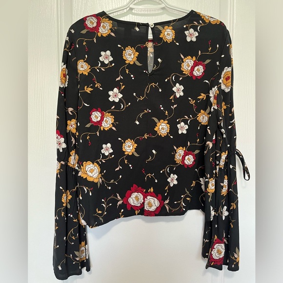 Floral long sleeve blouse with flared sleeves (size x-large) - Picture 3 of 3